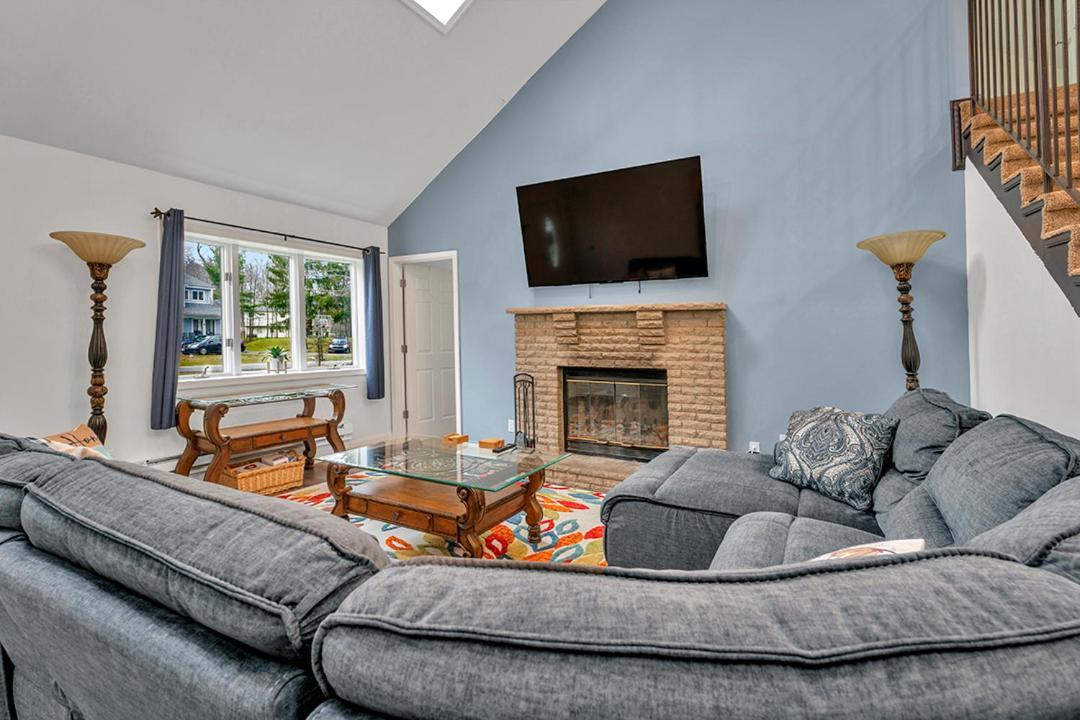 4br Retreat With Hot Tub And Style Amenities Holiday home *