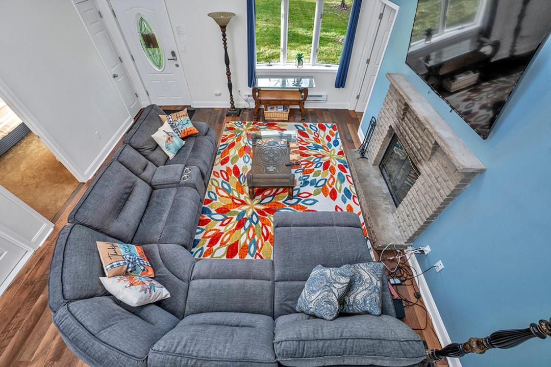 Holiday home 4br Retreat With Hot Tub And Style Amenities Tobyhanna