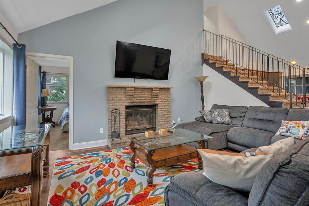 4br Retreat With Hot Tub And Style Amenities