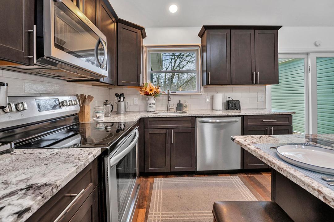 4br Retreat With Hot Tub And Style Amenities