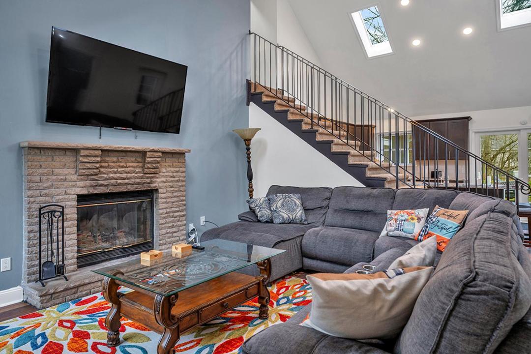 Holiday home 4br Retreat With Hot Tub And Style Amenities Tobyhanna