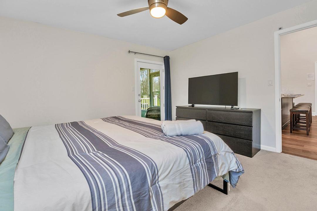 4br Retreat With Hot Tub And Style Amenities