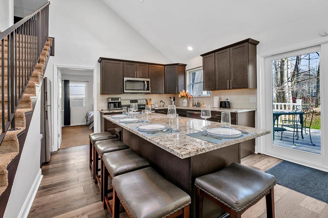 Holiday home 4br Retreat With Hot Tub And Style Amenities Tobyhanna
